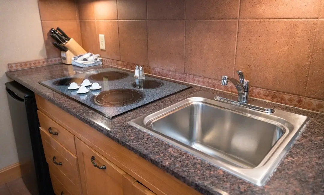 1080-HRR-2QTub-Kitchen