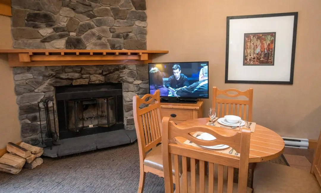 1080-HRR-2QTub-TableFireplace