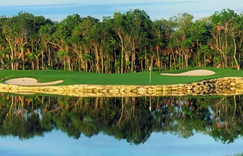 GOLF-AT-MOON-NEW