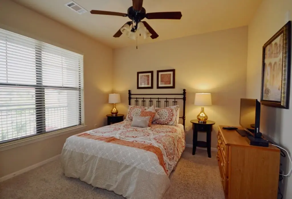 Queenbedroom1.3