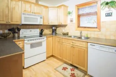 RFlett_RMRL_The-Lofts_Kitchen-400x267