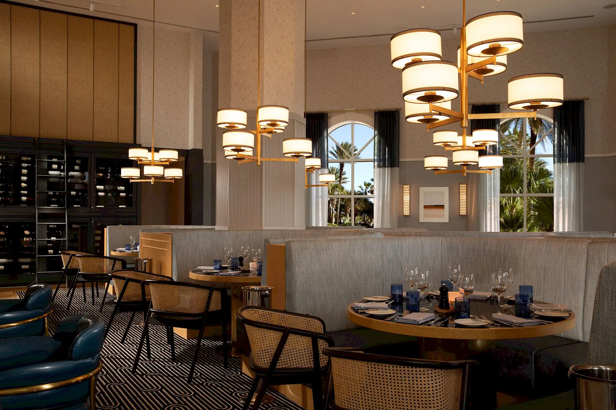 delfinos_restaurant.2048x1365-srcset