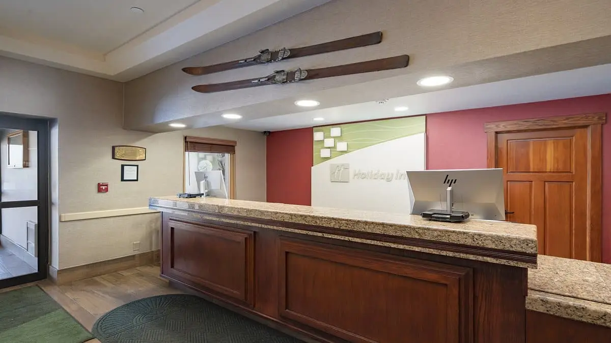 front-desk (1)