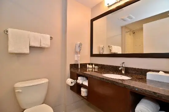 guest-room-bathroom-10