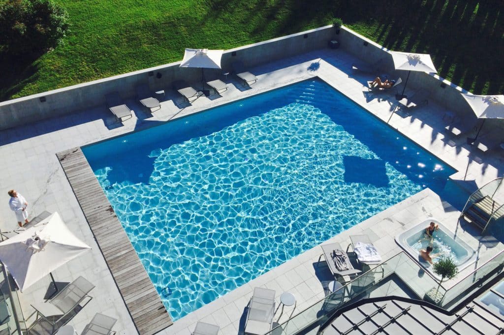 hotel-mont-blanc-chamonix-piscine-exterieure-h8collection-1024x680