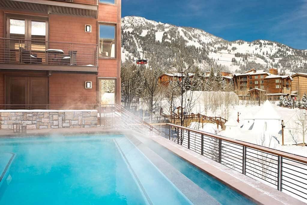 hotel-terra-pool-at-winter