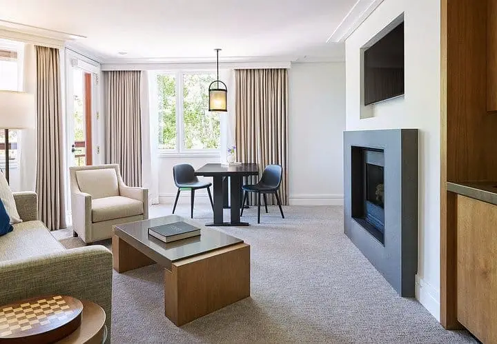 one-bedroom-suite-living