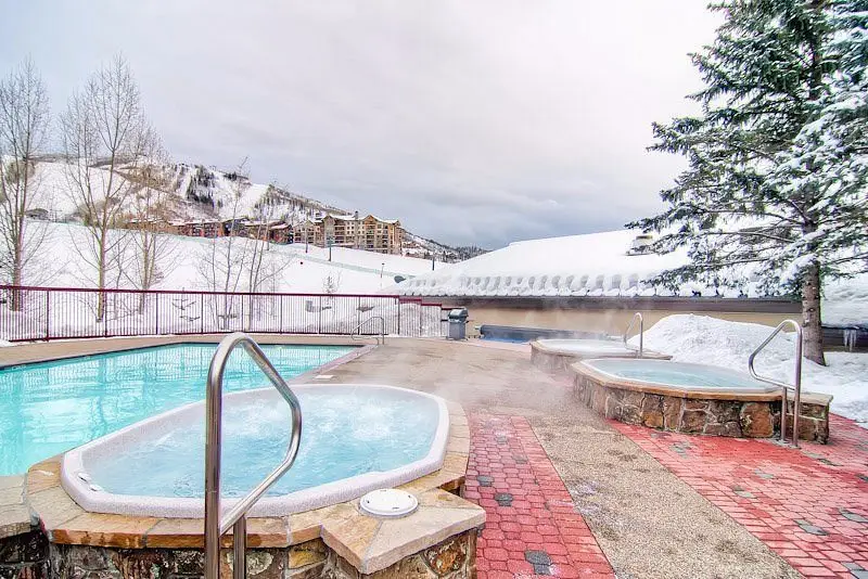 outdoor-pool-and-hot (1)