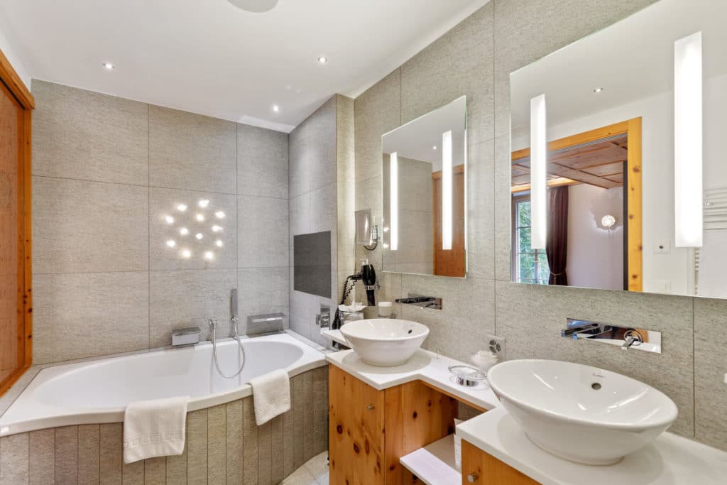 superior-one-bedroom-suite-bath-3-1024x683