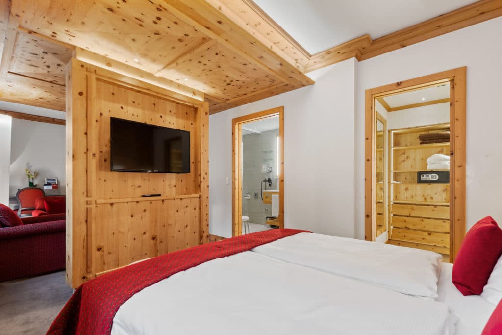 superior-one-bedroom-suite-matterhorn-view-7-1024x683
