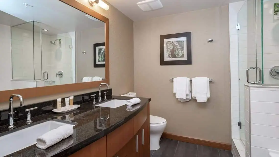 sutton-place-hotel-revelstoke-1-bedroom-suite-bath_wide
