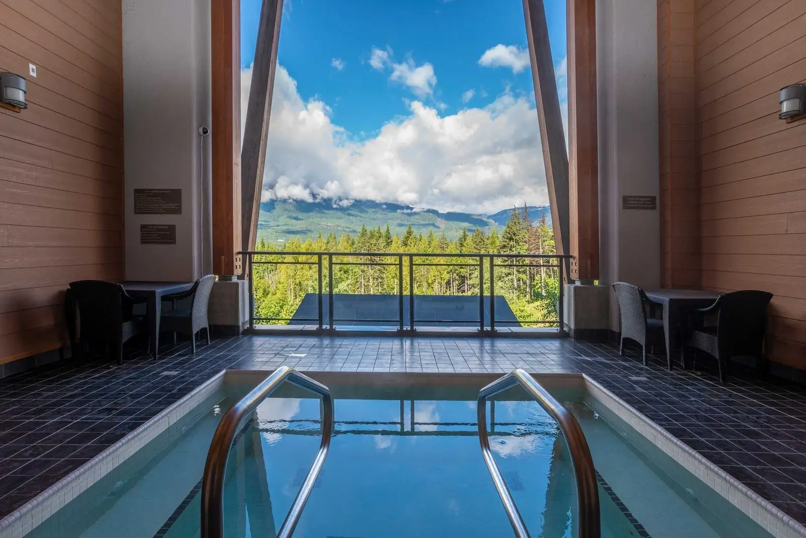 sutton-place-hotel-revelstoke-pool-04