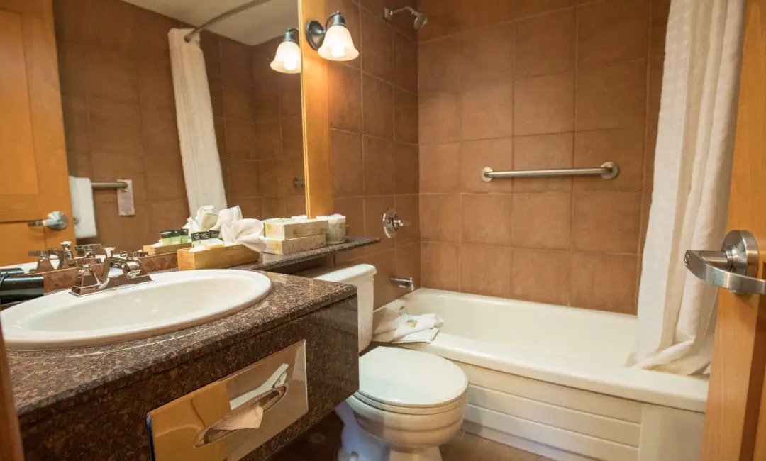 two-bedroom-jetted-tub-bathroom-1080