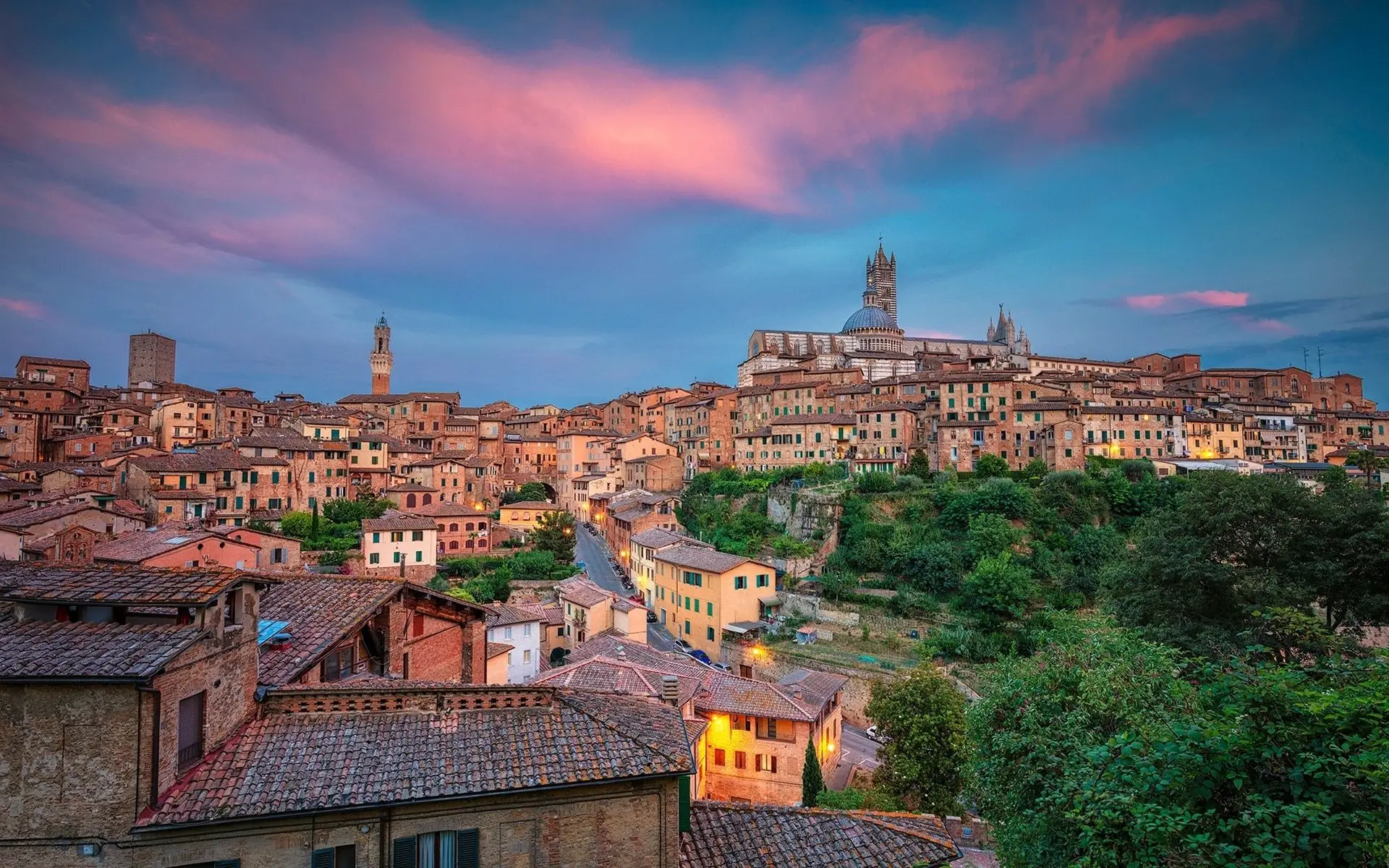 Italy-Tuscany-Siena-city-house-street_1920x1200