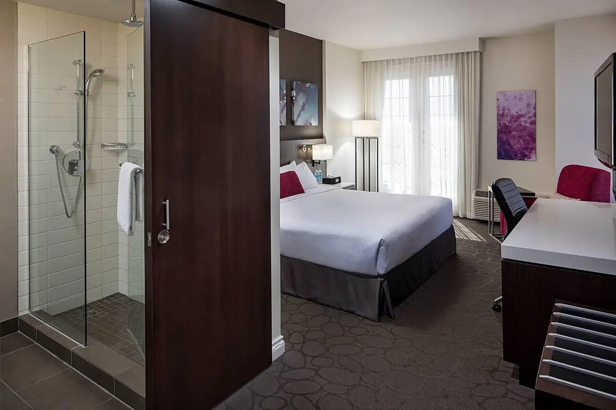 club-level-guest-room