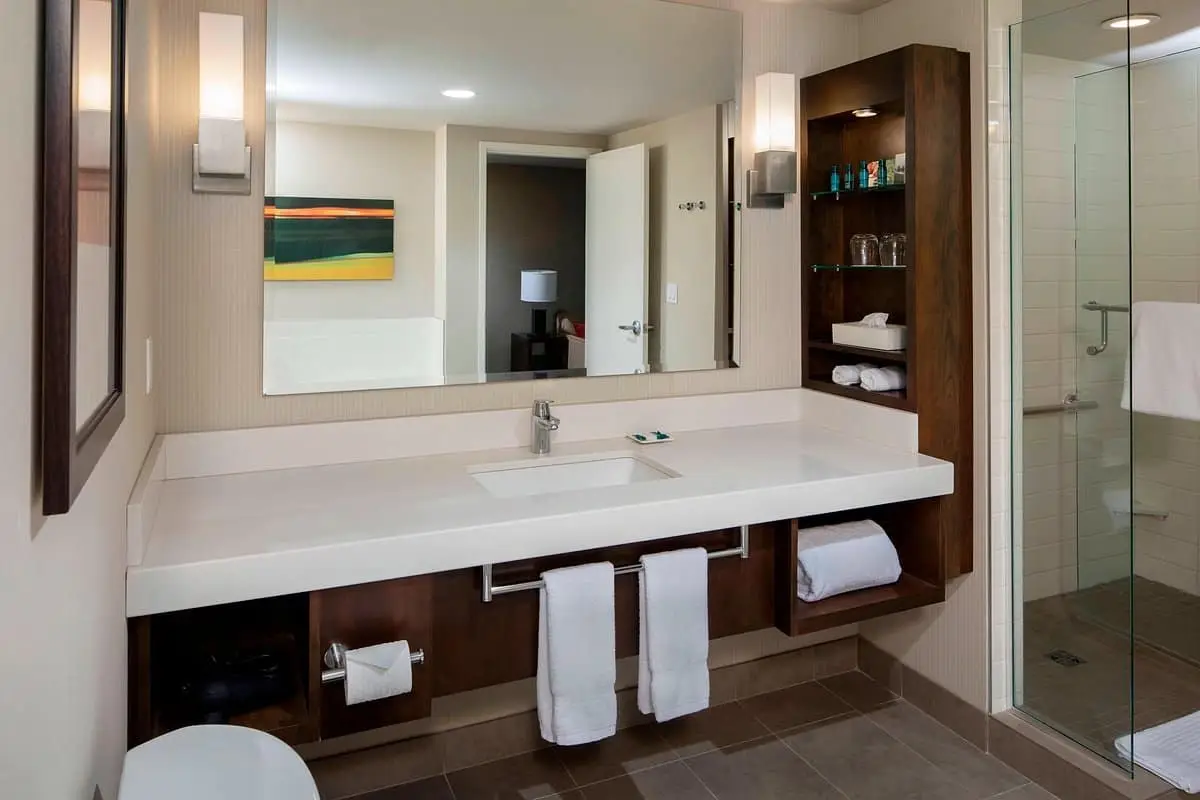 king-guest-room-bathroom