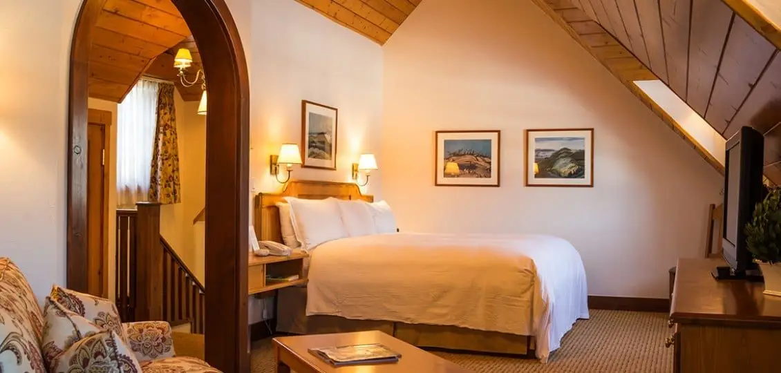 Pipestone-2-cabin-master-bedroom-1130x540
