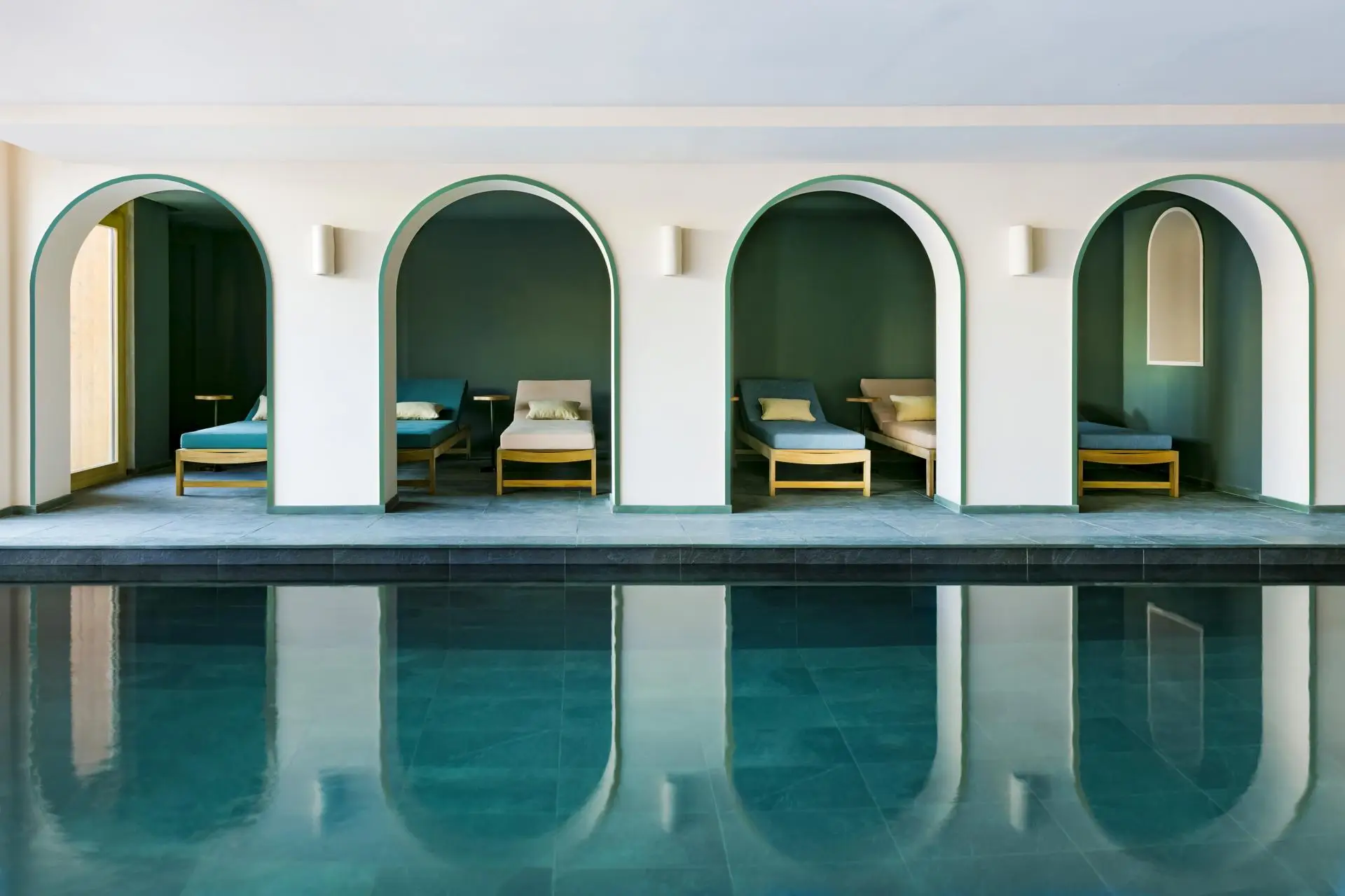 hotel-le-coucou-piscine-100285-1920-1080-auto