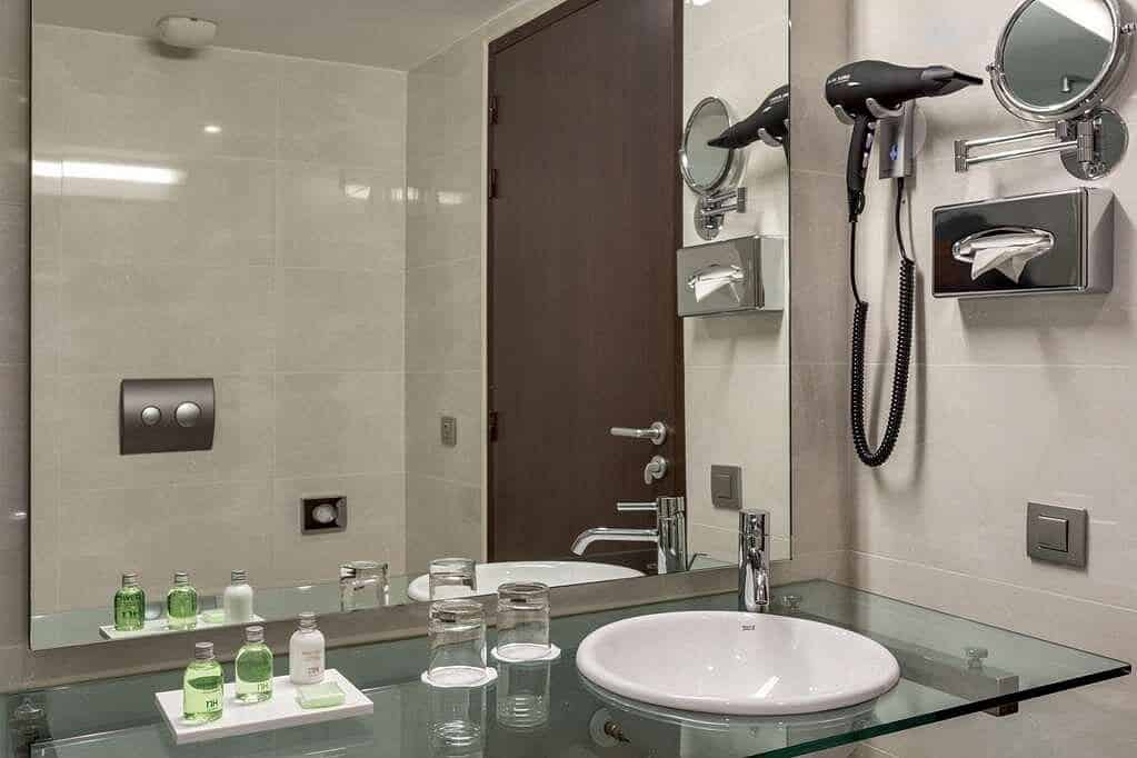 standard-room-bathroom