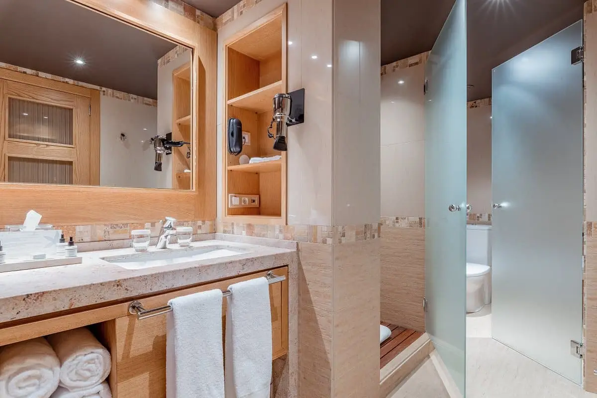 junior-suite-bathroom