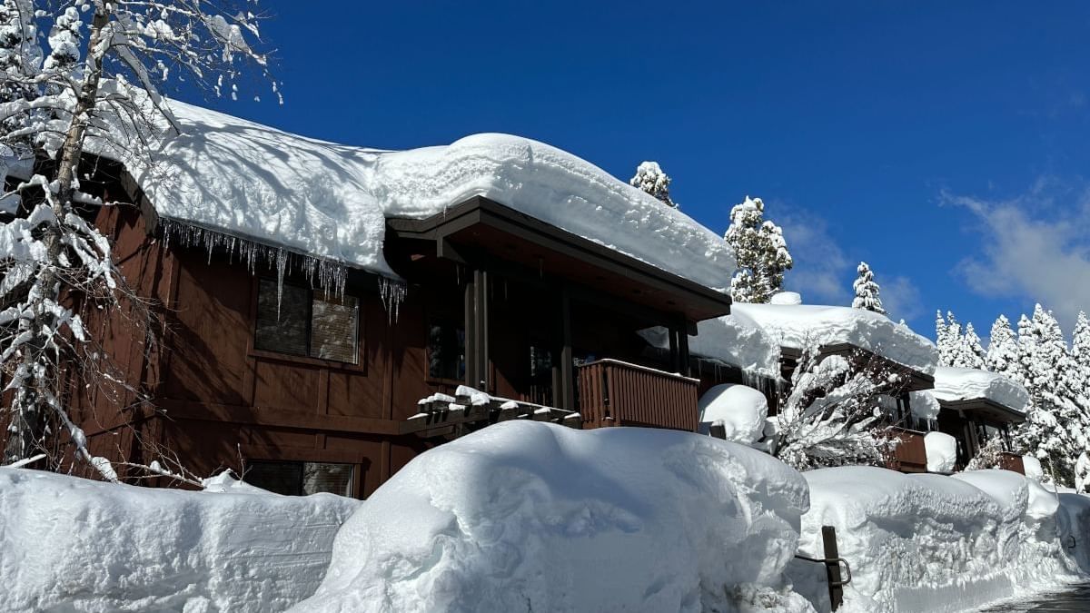 sugarpine-lodge-winter-exterior-blue-sky-2023_wide