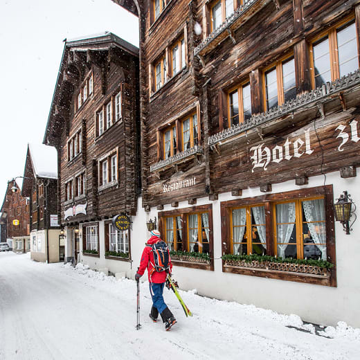 https___www.myswitzerland.com_-_media_st_gadmin_images_accommodation_hotels_alpine hotels_150122_andermatt_dorf_skifahrer_hotel_sonne_28490