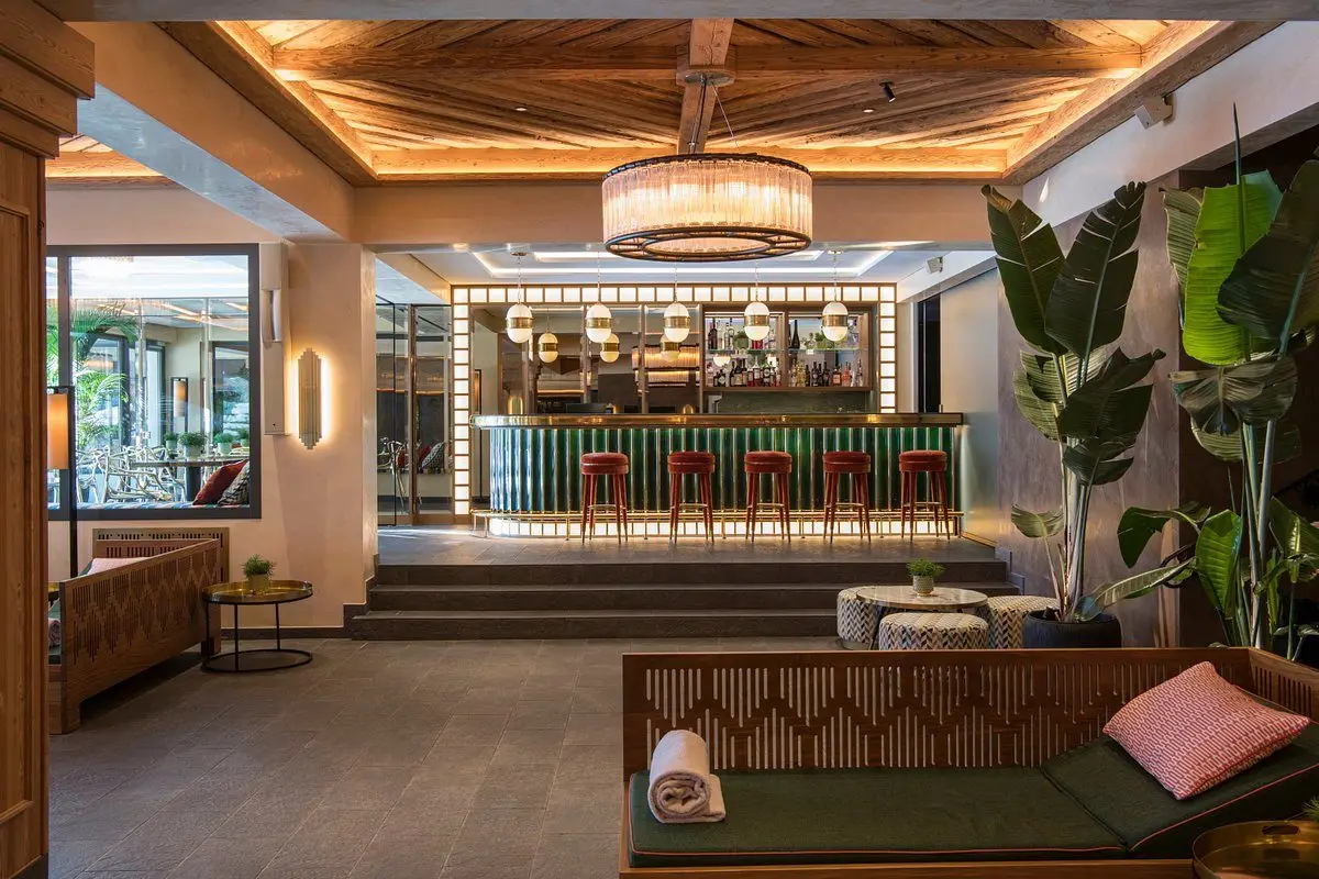 indoor-pool-bar