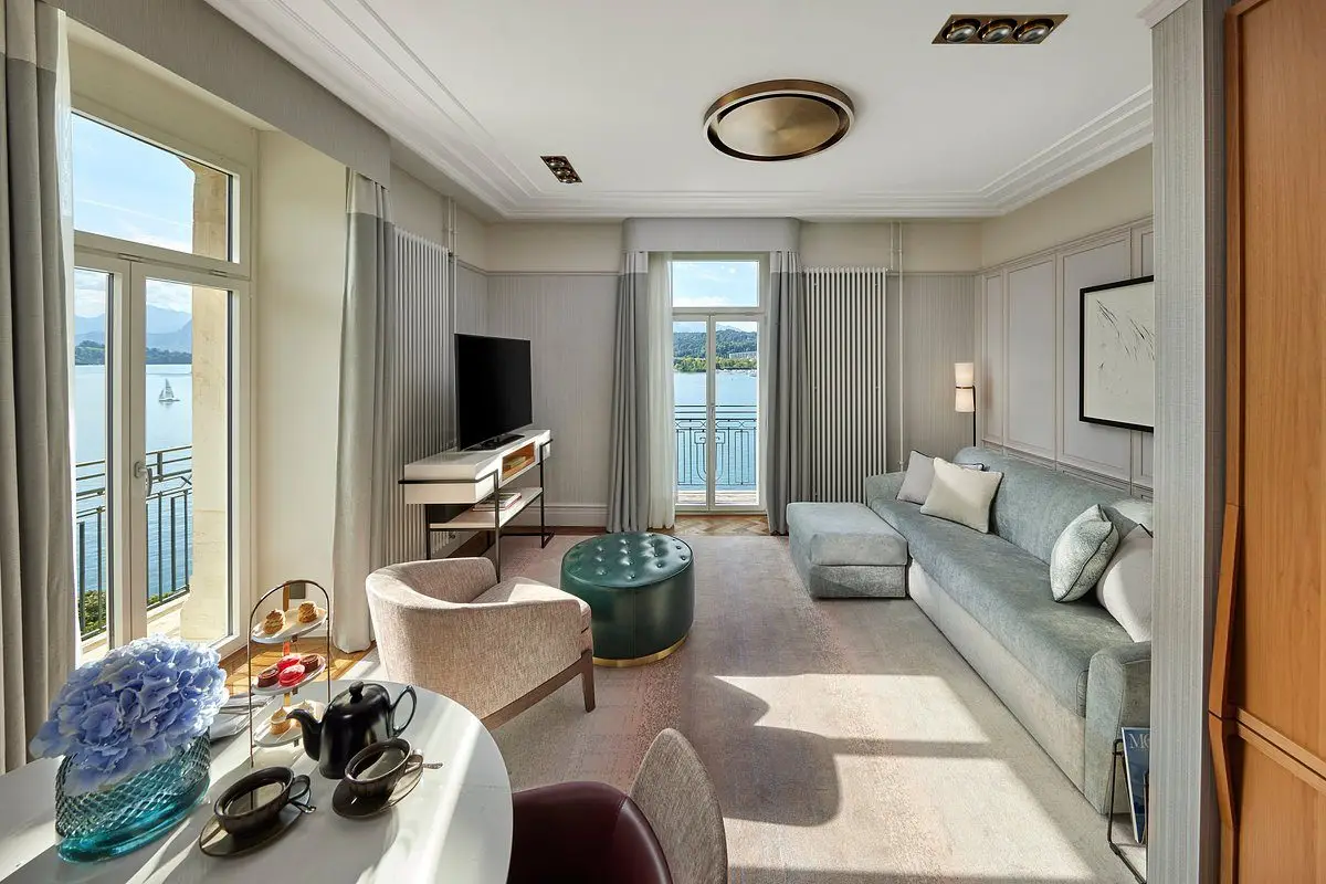 lake-view-suite-living