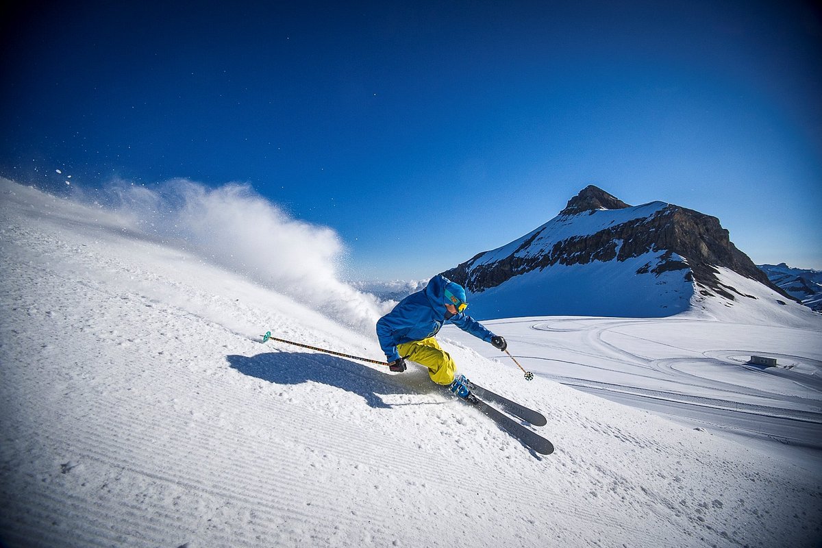 ski-on-glacier-3000