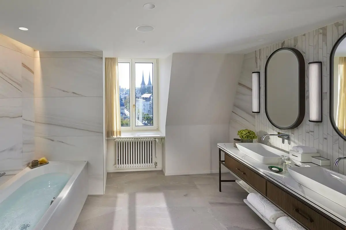 suite-bathroom