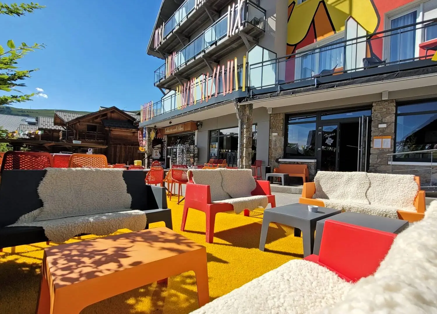 458_terrasse-ensoleillee-hotel-popalp-cafe-alpe-d-huez
