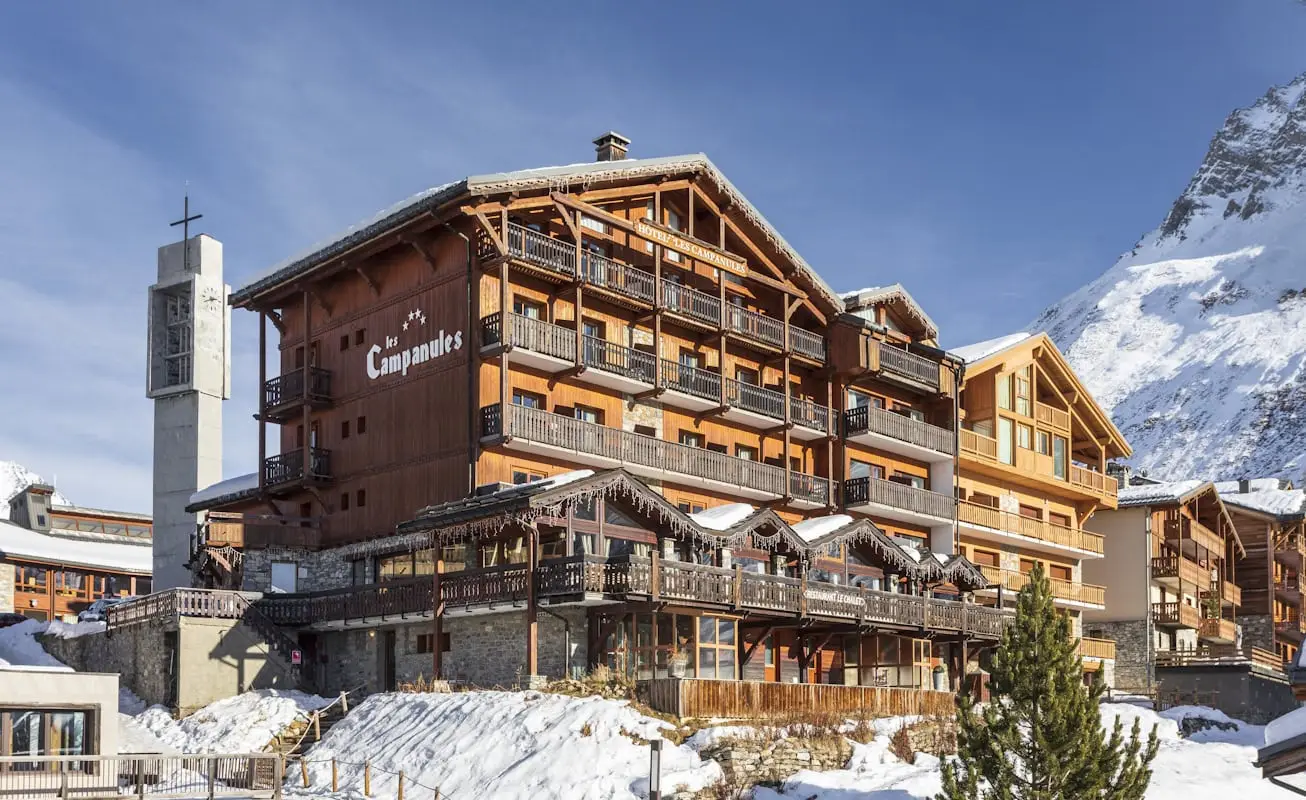 Exterieur-de-lhotel-les-Campanules-NGPROD