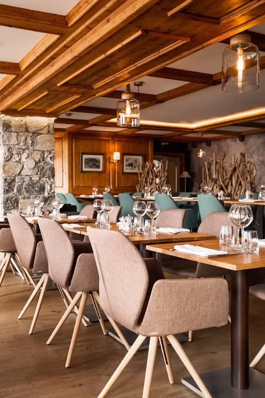 Salle-du-restaurant-le-chalet-NGPROD