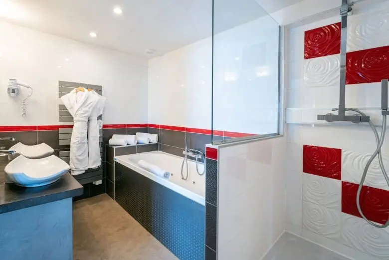 Suite-Privilege-105-hotel-campanules-001-qpic7ukwreas4s9vjc5weh90369hw5a8tfx8oeuwre