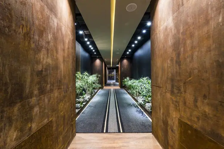 movich-lomas-lobby-a