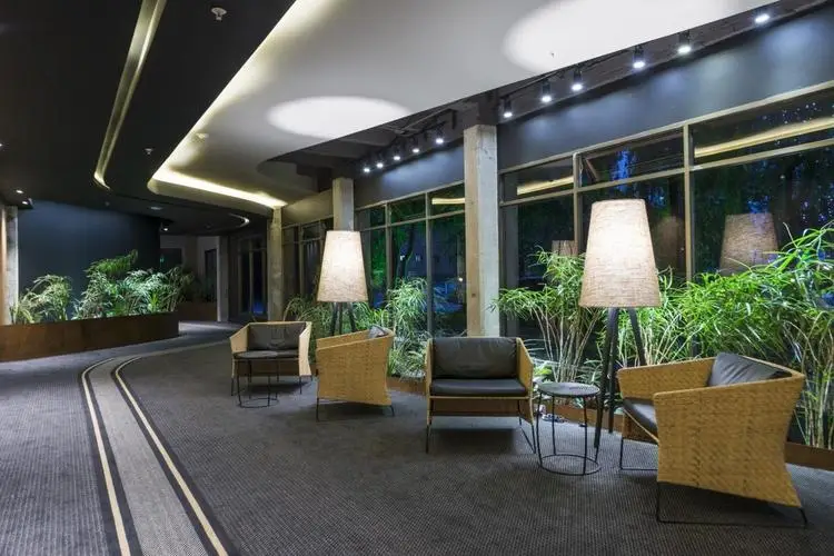 movich-lomas-lobby-f