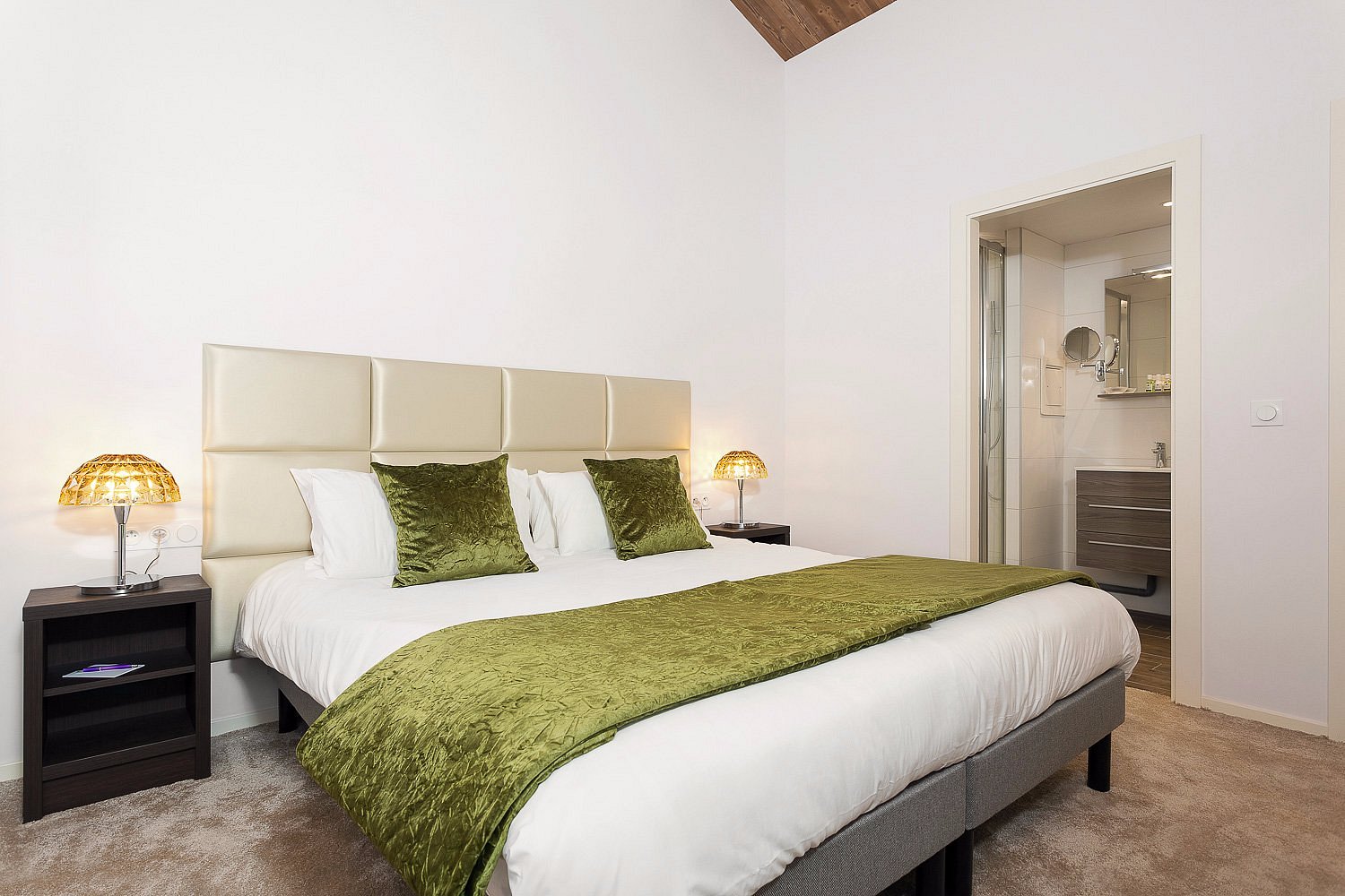 chambre-avec-lit-double (2)