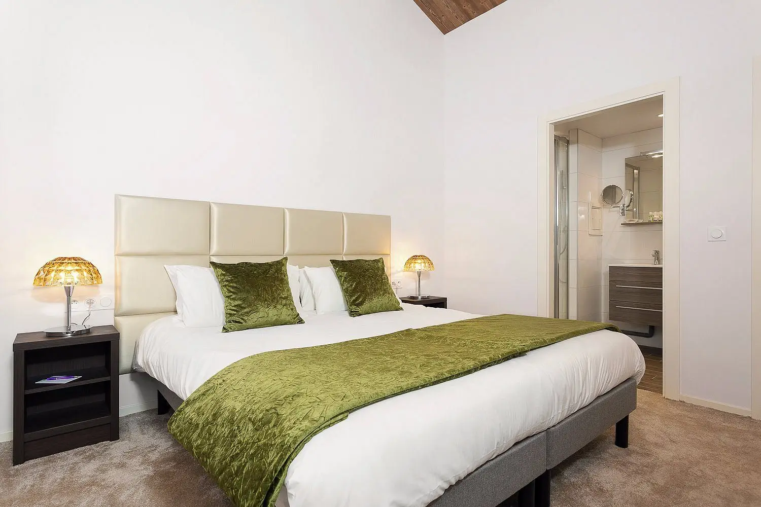 chambre-avec-lit-double (2)