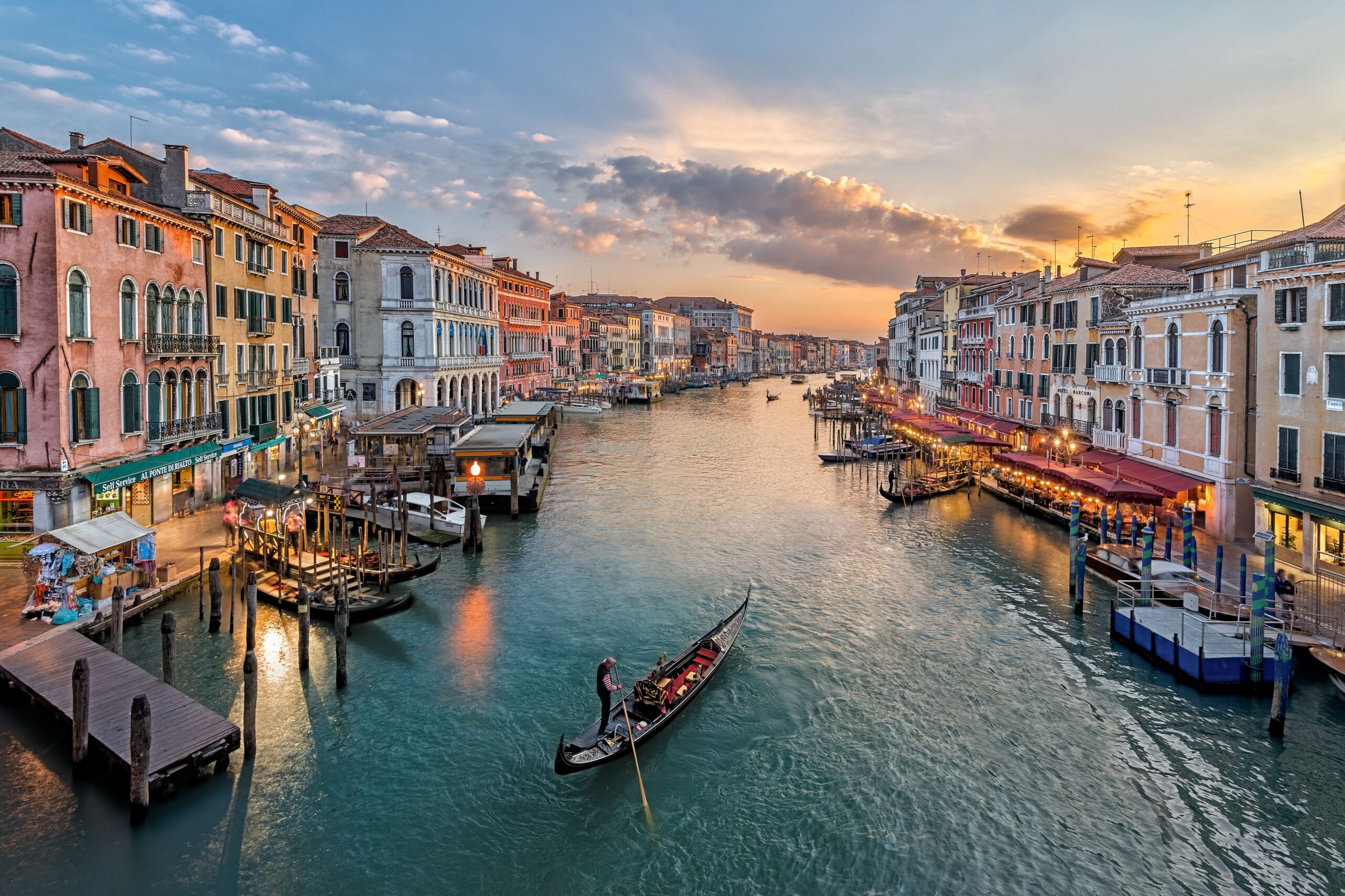 italy--venice--elevated-view-of-canal-in-city-543346423-59812f179abed50010eeb207