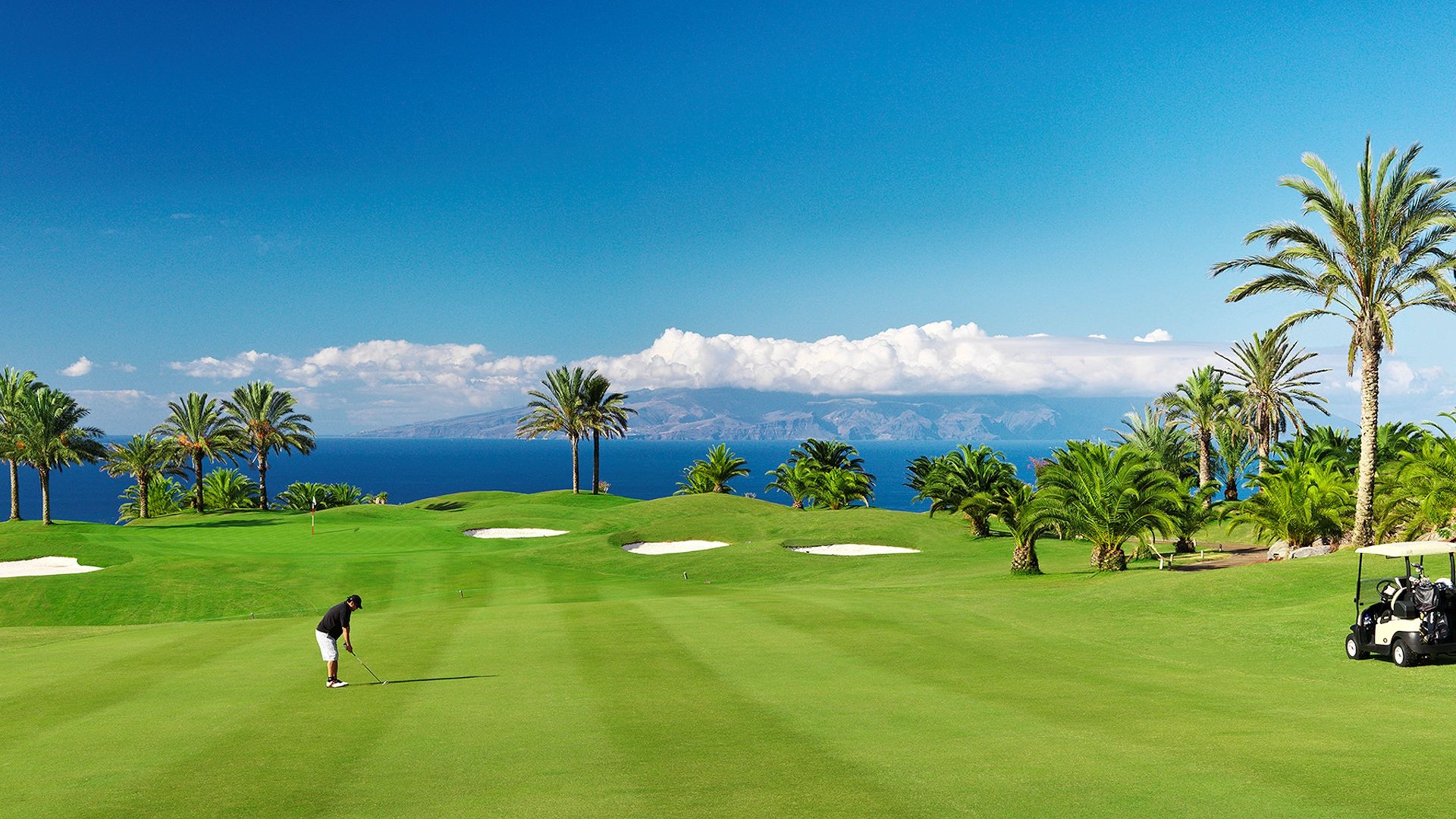 iles-canaries-abama-golf-tenerife-golfeur-green-mer-bleue-palmiers-voiturette-1-1920x1080